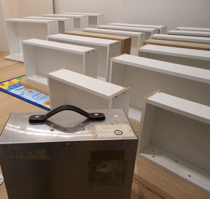 분리한 서랍과 선반 사이에서 진행한 59평 아파트 오존 산화 공정