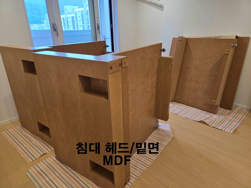 침대 밑면과 헤드 뒤쪽에 노출된 MDF
