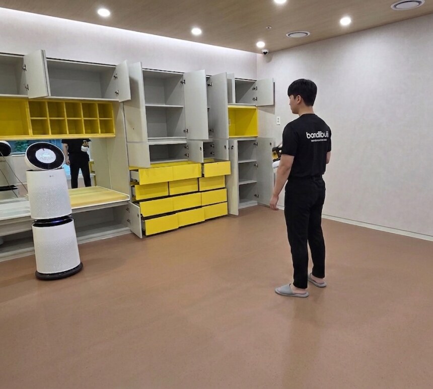 상암동 어린이집 수납장 내부에 에코듀 액상 분해 공정을 진행하는 모습